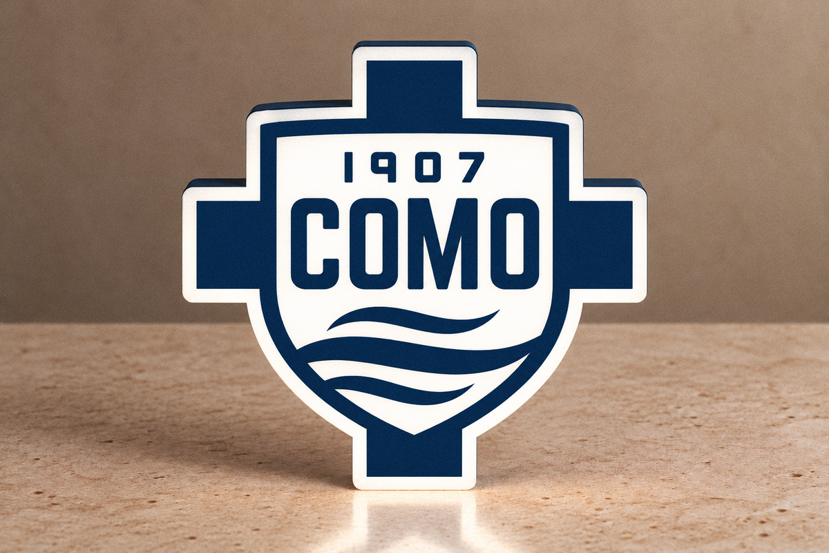 Como 1907 LED lightbox front view with white and blue crest