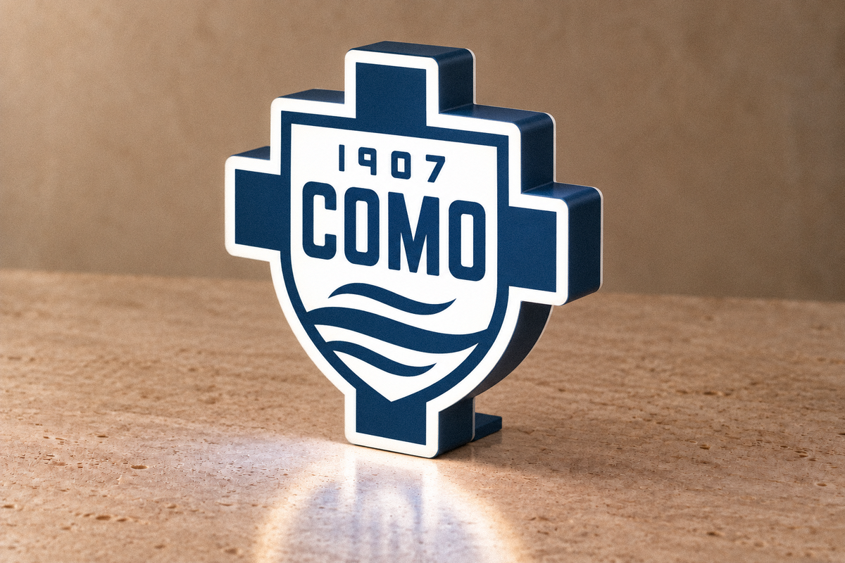Como 1907 LED lightbox angled side view showing depth and stand
